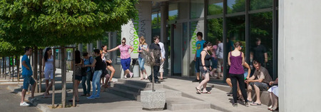 Študenti-pred-šolo, Vir: VSŠ Sežana 