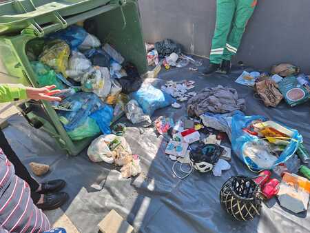 Zabojnik z odpadki, Vir: Komunala Sežana