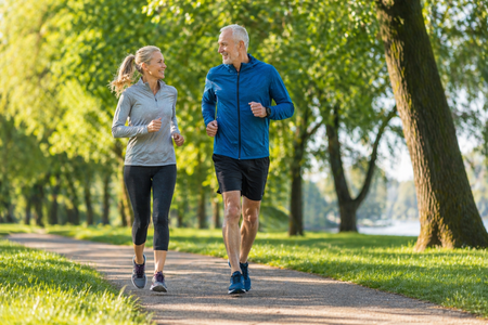 Moški in ženska tečeta po urejeni poti v zelenem parku, Vir: UI