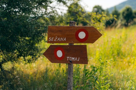 Vosrčju dežele terana - kažipot; Vir: Arhiv Občine Sežana 