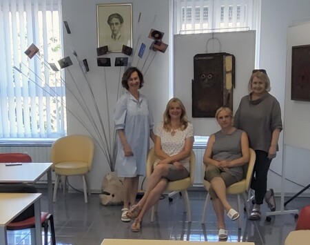 Barvna prepletanja – razstava likovne skupine ME 4, vir: Kosovelova knjižnica Sežana