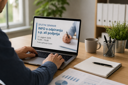 Spletni seminar v urejenem delovnem kotičku, Vir: UI