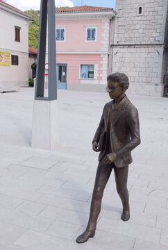 TIC Sežana, Kosovelov spomenik