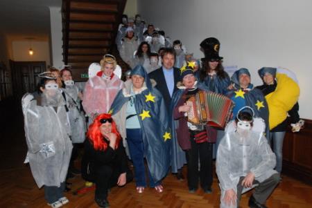 Po Sežani so se v tem pustnem času odpravile tudi maškare iz Društva VEZI in Stanovanjske skupine SVZ Dutovlje. Sprejel jih je podžupan David Škabar.