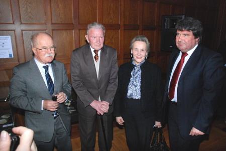 Z leve proti desni dr. Boštjan Žekš, minister za Slovence v zamejstvu in po svetu, Viktor Saksida, zbiratelj fosilov Krasa, Maria Teresa Bassa Poropat, predsednica Pokrajine Trst in Davorin Terčon, župan Občine Sežana