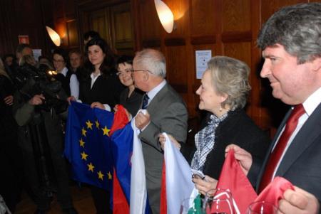 Popotnico Informacijskemu centru Krasa, so zaznamovali (z desne proti levi) župan Občine Sežana, Davorin Terčon, predsednica Pokrajine Trst, Maria Teresa Bassa Poropat, minister za Slovence v zamejstvu in po svetu, dr. Boštjan Žekš, skrbnica projekta iz Skupnega tehničnega sekretariata v Trstu, Olga Abram, ter vodja projekta Katja Fedrigo.