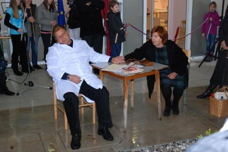 Branko in Leda Kocjan v enodejanki "Dežurna služba" avtorja in režiserja Bojana Podgorška