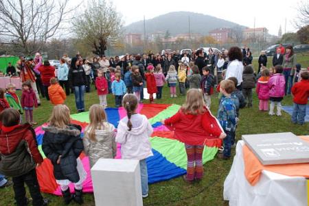 Slovesnost ob postavitvi so obogatili otroci Vrtca Sežana s prisrčnim programom.