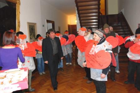 Tudi člani društva Vezi so se odločili pregnati zimo in nas razveseliti v sprevodu po Sežani.