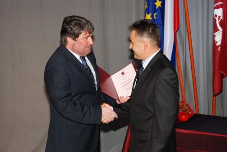 Milan Škapin, predsednik Območne obrtno-podjetniške zbornice Sežana, je prejel priznanje iz rok župana Davorina Terčona. 