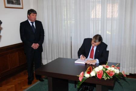 Predsednik Republike Slovenije dr. Danilo Türk se je vpisal v knjigo častnih gostov.