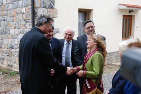 Sprejem predsednika pred Turkovo domačijo v Šepuljah