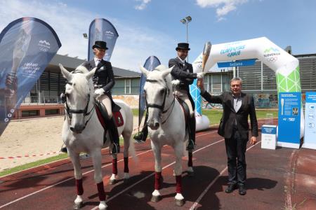 Jahača Kobilarne Lipica sta baklo predala županu Občine Sežana Davidu Škabarju