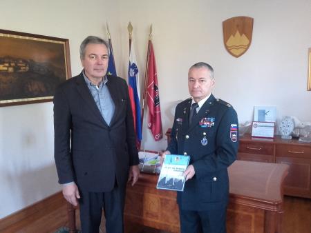 Predsednik Območnega združenja slovenskih častnikov Dejan Stančič je županu podaril zbornik 25 let na braniku domovine. 