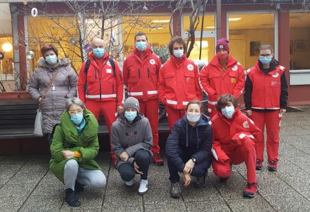 Člani ekipe prve pomoči pred pričetkom delovne izmene za pomoč v Domu upokojencev Sežana v času epidemije covida-19 decembra 2020 in januarja 2021.