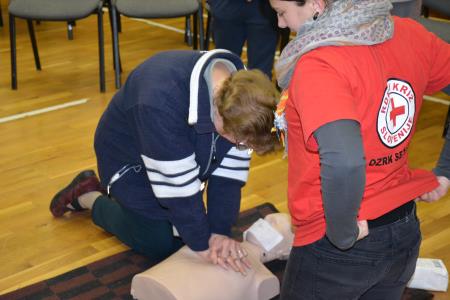 Prikaz temeljnih postopkov oživljanja.