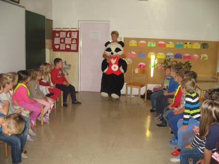 Projekt Medo Srečko z Rdečega križa z izvajalko, prostovoljko Marijo Godnič na Osnovni šoli Srečka Kosovela Sežana.