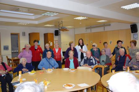 Srečanje prostovoljcev Rdečega križa s stanovalci Doma upokojencev Sežana.