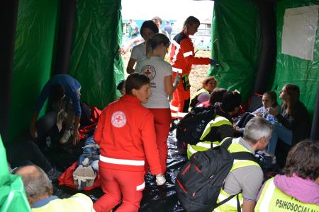 Člani ekipe prve pomoči na delu na vaji "Železniška nesreča Divača 2019".