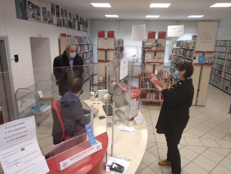 Župan David Škabar med obiskom Kosovelove knjižnice Sežana.