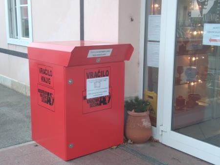 V času, ko je knjižnica v Sežani zaprta, je gradivo mogoče vrniti v zabojnik pred vhodom. 
