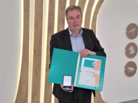 Župan David Škabar je prejel bronasti znak civilne zaščite. Vir: Arhiv Občine Sežana