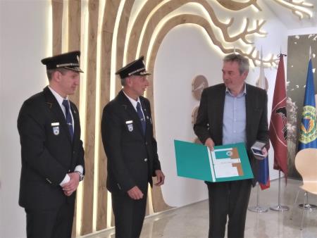 Poveljnik CZ za Notranjsko Sandi Curk (v sredini) je podelil priznanje tudi županu Občine Sežana Davidu Škabarju (desno). Vir: Arhiv Občine Sežana