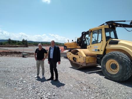 Gradnjo krožišča si je ogledal tudi župan David Škabar v družbi predstavnika izvajalcev. Vir: Arhiv Občine Sežana