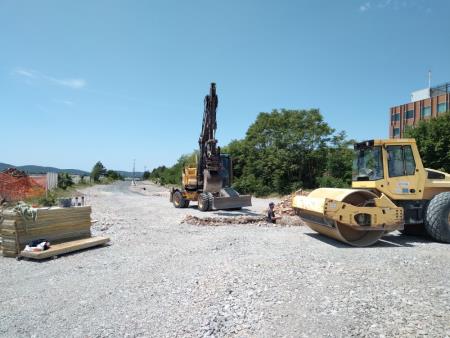 Gradnja krožišča na kamionski cesti na Fernetičih se uspešno nadaljuje. Vir: Arhiv Občine Sežana.