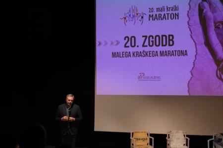 Slovesnosti ob otvoritvi razstave ob 20-letnici Malega kraškega maratona se je udeležil tudi župan David Škabar. Vir: Mali kraški maraton