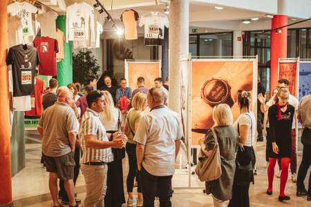 Dokumentarna razstava v Kosovelovem domu bo na ogled tudi na dan Malega kraškega maratona. Vir: Mali kraški maraton