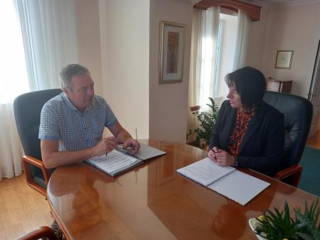 Direktorica Maja Ravbar Nusdorfer in župan David Škabar. Vir: Arhiv Občine Sežana.