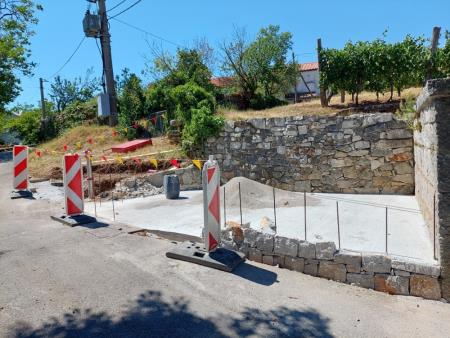 Ekološki otok v Vogljah sredi gradbenih del. Vir: Arhiv Občine Sežana