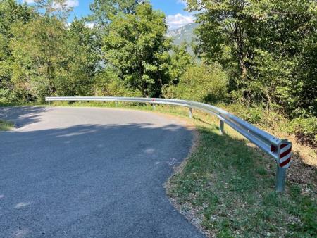 Nova varnostna ograja na cesti Vrabče-Orehovica. Vir: Arhiv Občine Sežana