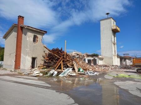 Rušenje starega gasilskega doma. Vir: Arhiv Občine Sežana