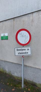 Popisan prometni znak, vandalizem, Vir: Arhiv Občine Sežana