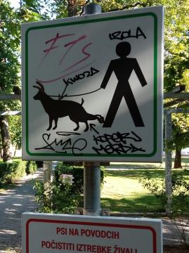 Popisana tabla, vandalizem, Vir: Arhiv Občine Sežana