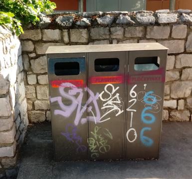 Popisan ulični koš, vandalizem, Vir: Arhiv Občine Sežana