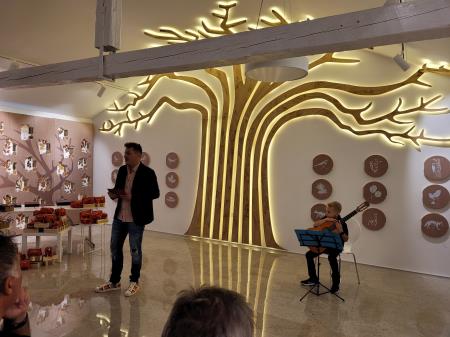 Voditelj Žan Papič; Vir: Arhiv Občine Sežana