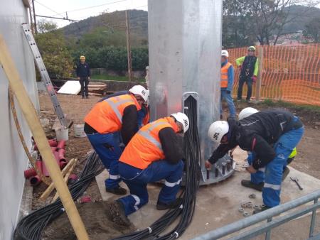 Nameščanje stebrov z reflektorji na nogometnem stadionu v Sežani. Vir: Arhiv Občine Sežana