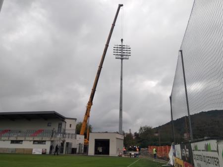 Nameščanje stebrov z reflektorji na nogometnem stadionu v Sežani. Vir: Arhiv Občine Sežana