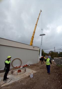 Nameščanje stebrov z reflektorji na nogometnem stadionu v Sežani. Vir: Arhiv Občine Sežana