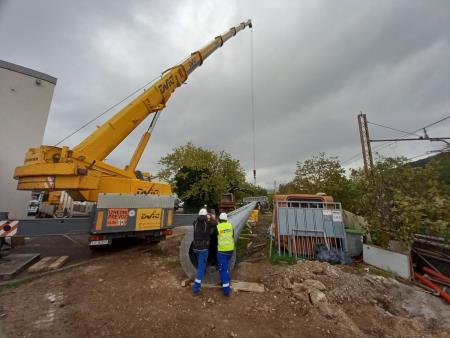 Nameščanje stebrov z reflektorji na nogometnem stadionu v Sežani. Vir: Arhiv Občine Sežana