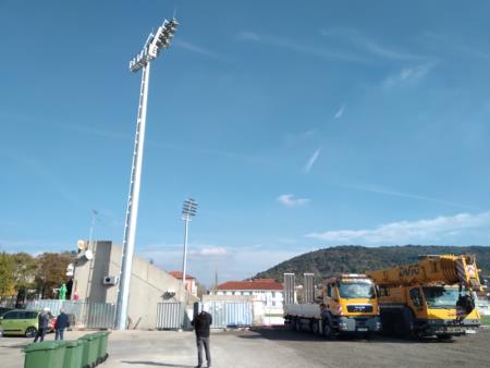 Nameščanje stebrov z reflektorji na nogometnem stadionu v Sežani. Vir: Arhiv Občine Sežana