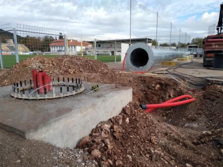 Nameščanje stebrov z reflektorji na nogometnem stadionu v Sežani. Vir: Arhiv Občine Sežana