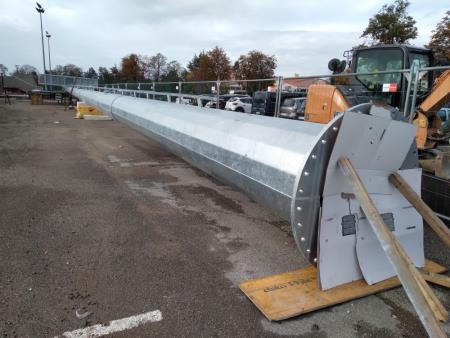 Na vsakem od stebrov je nameščenih 26 oziroma 25 reflektorjev. Vir: Arhiv Občine Sežana