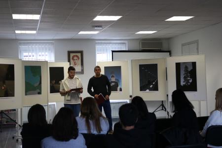 Odprtje razstave Izpostavljenost onkraj časa; Vir: Arhiv Kosovelove knjižnice Sežana