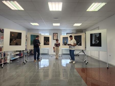 Odprtje razstave Izpostavljenost onkraj časa; Vir: Arhiv Občine SežanaOdprtje razstave Izpostavljenost onkraj časa; Vir: Arhiv Občine Sežana