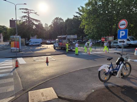 Barvanje talnih oznak; Vir: Arhiv Občine Sežana