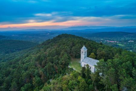 Cerkev Marijinega vnebovzetja na Guri nad Povirjem; Vir: Visit Kras